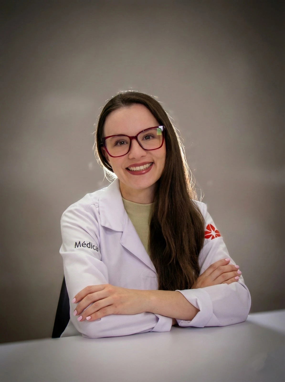 Dra. Tamires Vicenzi atendendo paciente em Concórdia SC